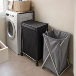 Lavanderia compacta com cesto slim com rodinhas, cesto dobrável e toalhas organizadas, incluindo toalha infantil com capuz.