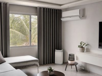 Sala com cortina blackout, split com defletor, janela com mosquiteiro, purificador e umidificador organizados — soluções para conforto térmico na Região Norte.