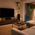 Sala com home theater e party speaker pronta para festas, ambiente tropical e coberto.