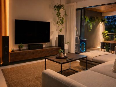Sala com home theater e party speaker pronta para festas, ambiente tropical e coberto.