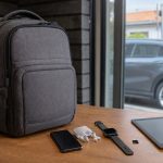Kit de viagem com celular ao lado de fones TWS, smartwatch, cartão microSD e tablet.