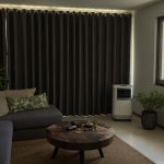Sala na Região Norte com cortina blackout, tela mosquiteiro e climatizador portátil para conforto térmico.