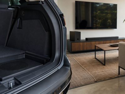 Soundbar com subwoofer em sala e subwoofer automotivo slim no porta-malas, prontos para upgrades na Black Friday