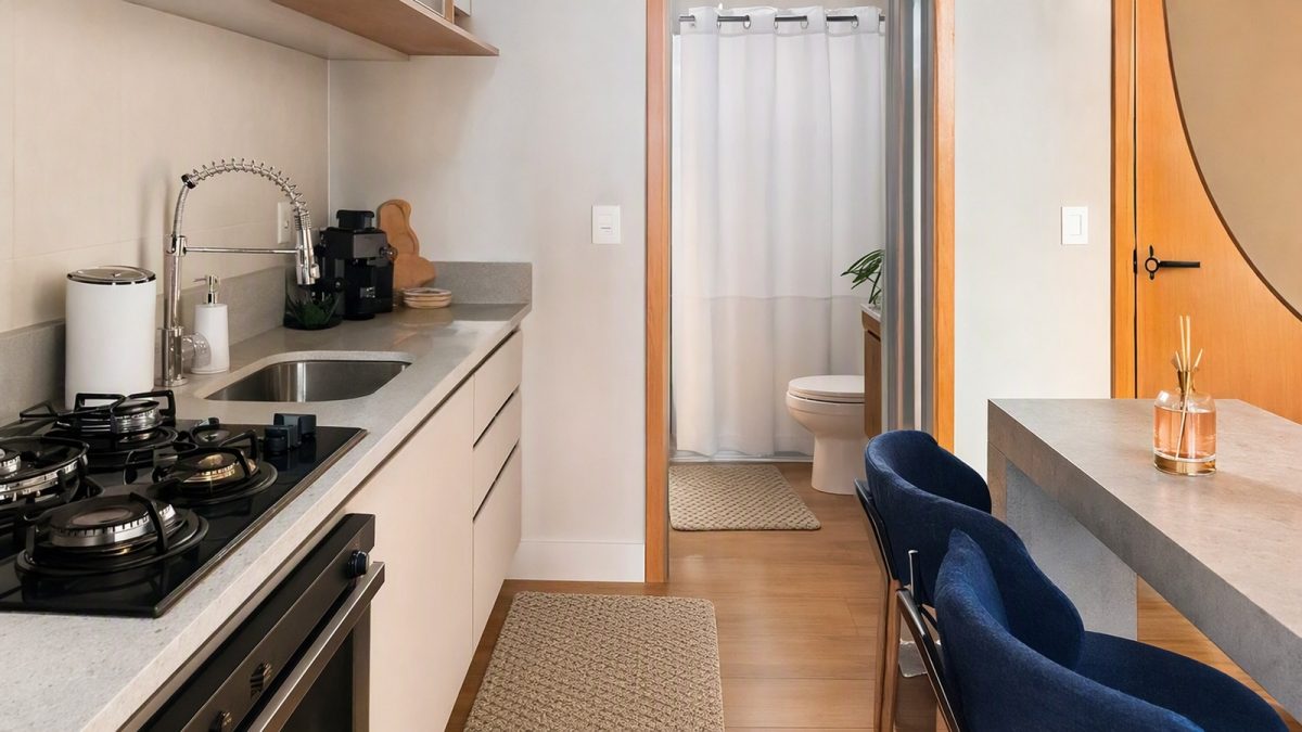 Tapetes de cozinha coordenados e cortina de box branca em ambientes integrados, com decoração neutra e organizada.