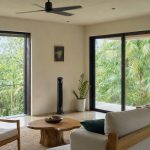 Sala com ventilador de teto e ventilador torre, ambiente arejado típico da Região Norte.