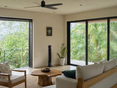 Sala com ventilador de teto e ventilador torre, ambiente arejado típico da Região Norte.