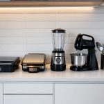 Cozinha compacta organizada com utilidades domésticas compactas sobre a bancada