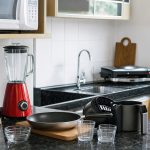 Cozinha moderna com utilidades domésticas para cozinhar e servir durante a Black Friday.