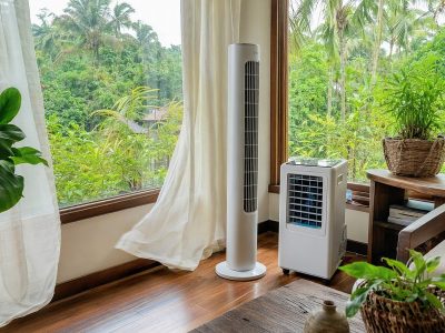 Sala na Região Norte com ventilador torre e climatizador ligados em dia quente e úmido.