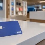 Cartão azul genérico sobre balcão de loja, em composição horizontal e sem pessoas.