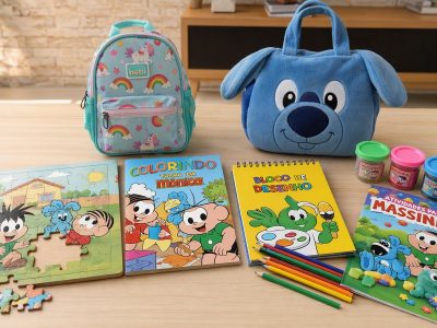 Mesa com lembrancinhas do Dia das Crianças: quebra-cabeça, livro de colorir, kit de desenho, livro de atividades para massinha, mochila e bolsa plush.