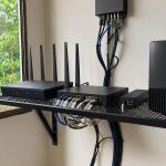 Prateleira com roteador, switch gigabit, nobreak e injetor PoE organizados para redundância com Starlink.